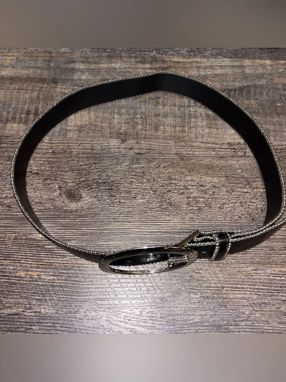 Guess elt Silver Oval Buckle Beaded Edge Trim Women’s Size Small